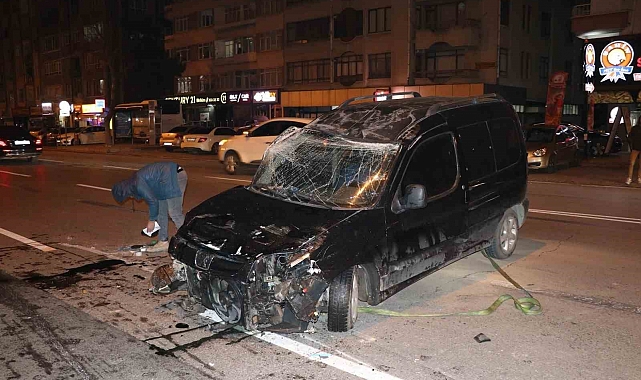 Refüje çarpan ticari araç takla attı