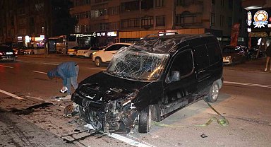 Refüje çarpan ticari araç takla attı