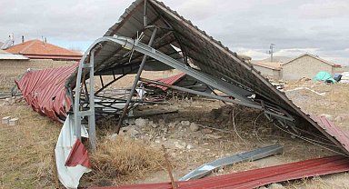 Şiddetli fırtına tonlarca ağırlığındaki çatıyı uçurdu, elektrik direklerini eğdi