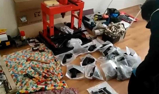 Silah kaçakçısının evinden adeta cephanelik çıktı