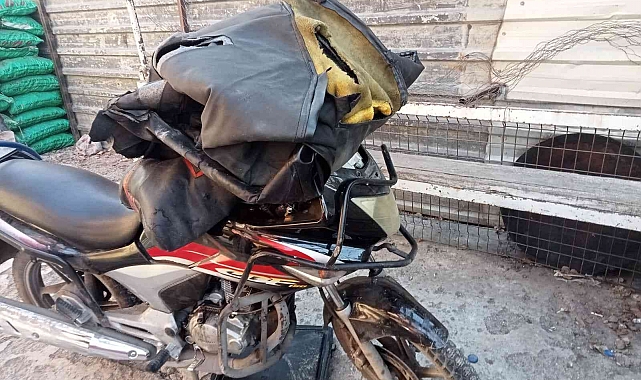 Ters yönde giden otomobil motosikleti biçti