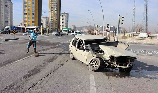 Ticari araçla çarpışan otomobil perte çıktı: 2 yaralı