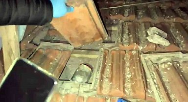 Uyuşturucuyu çatıdaki kiremitlerin altına zulalamışlar