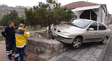 Yoldan çıkan otomobil yayalara çarptı: 2 yaralı