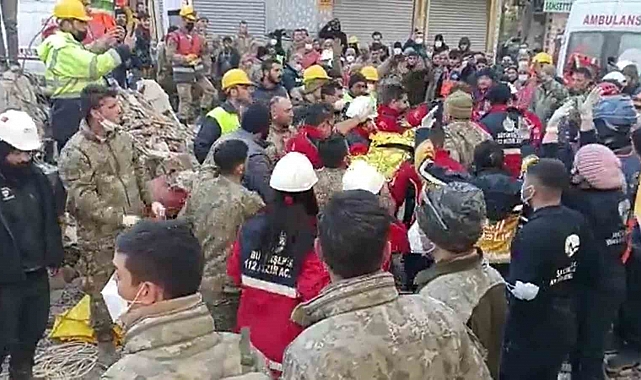 28'inci Mekanize Piyade Tümen Komutanlığı Hatay'da bir genci sağ olarak kurtardı
