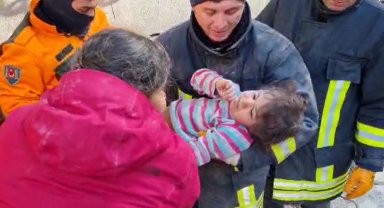 4 yaşındaki küçük kız 6 saatlik çalışma sonucunda sağ salim enkazdan çıkartıldı