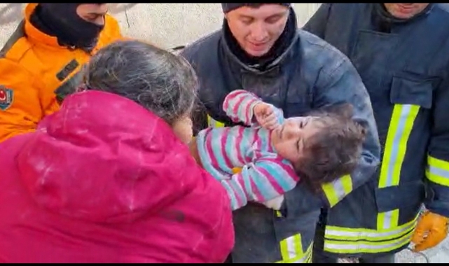 4 yaşındaki küçük kız 6 saatlik çalışma sonucunda sağ salim enkazdan çıkartıldı