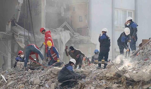 Adana'da Alpargün Apartmanı'nda arama kurtarma çalışması sürüyor