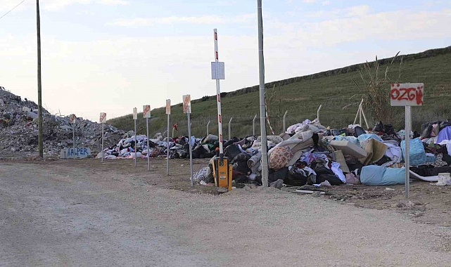 Adana'da çöken binaların molozları eşyalarıyla birlikte korunuyor