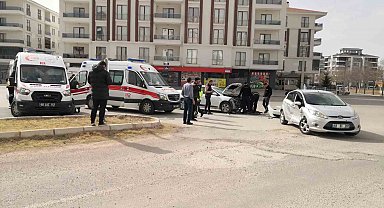 Aksaray'da 2 otomobil çarpıştı: 1 yaralı