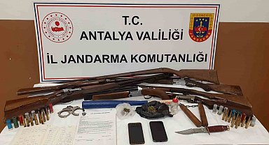 Alanya'da 5 otomobile silah zoruyla el koyan 3 şüpheliye tutuklama