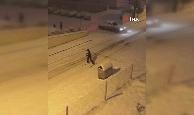 Ankara'da karla kaplı sokakta kayak keyfi