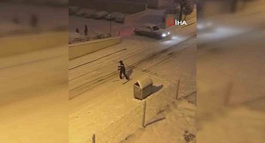 Ankara'da karla kaplı sokakta kayak keyfi