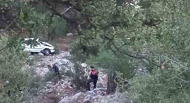 Antalya'da otomobil şarampole uçtu: 1 ölü, 1 yaralı