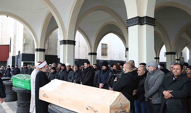 Başkan Erbaş, depremde hayatlarını kaybeden bazı vatandaşların cenaze namazlarını kıldırdı