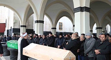 Başkan Erbaş, depremde hayatlarını kaybeden bazı vatandaşların cenaze namazlarını kıldırdı