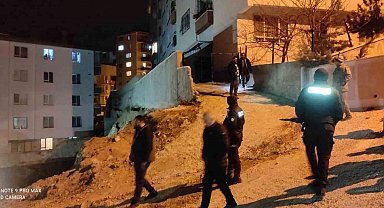 Başkent'te istinat duvarı çöktü, 2 apartman tahliye edildi