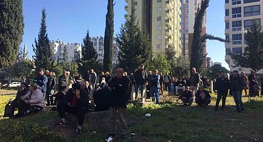Bina yıkımını topluca mezarlıktan izlediler