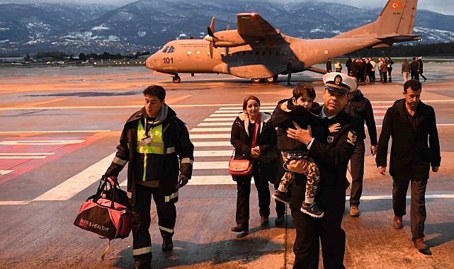 Deniz Kuvvetlerine ait uçaklarla depremzede tahliyesine devam ediliyor