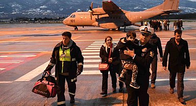 Deniz Kuvvetlerine ait uçaklarla depremzede tahliyesine devam ediliyor