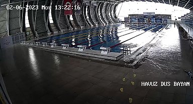Deprem anında havuz taştı