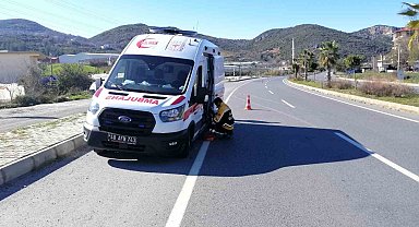 Deprem bölgesine giden ambulans Gazipaşa'da kaza yaptı