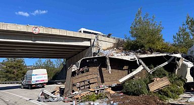 Deprem bölgesine giden tır kaza yaptı: 2 yaralı