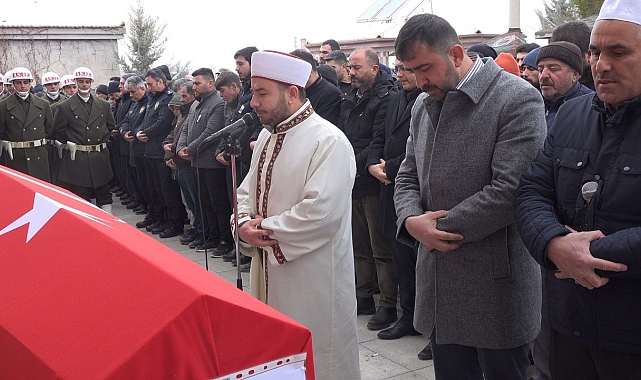 Depremde hayatını kaybeden Aksaraylı uzman çavuş ve ailesi toprağa verildi