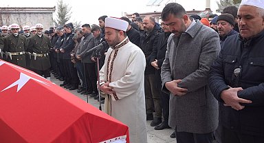 Depremde hayatını kaybeden Aksaraylı uzman çavuş ve ailesi toprağa verildi