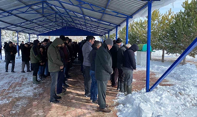 Depremde hayatını kaybeden genç öğretmen Aksaray'da toprağa verildi