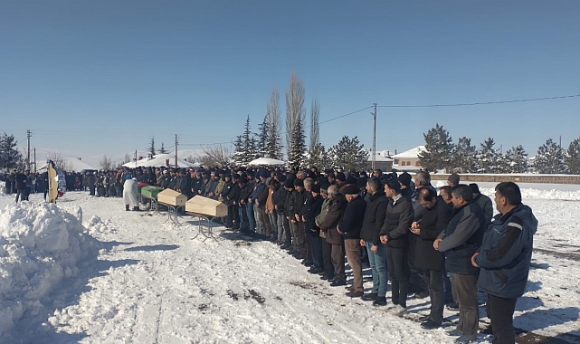 Depremde hayatını kaybeden polis ve ailesi toprağa verildi