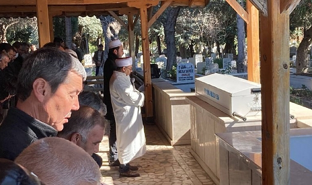 Depremde hayatını kaybedenler son yolculuğuna uğurlandı