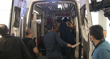 Depremde yaralanan 1'i çocuk 4 kişi ambulans uçakla Ankara'ya getirildi.