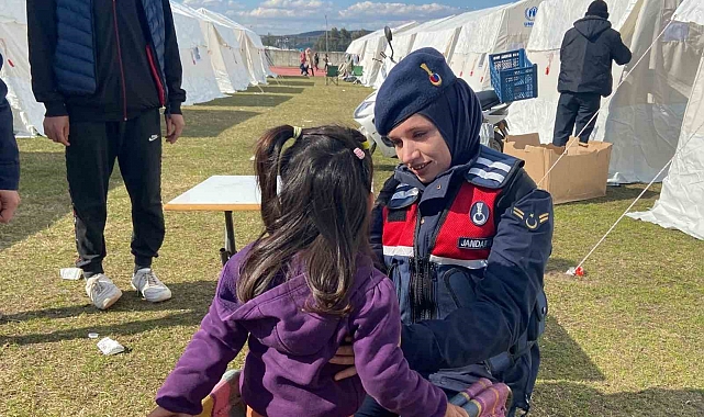 Depremzede çadırında doğan bebeğe 'Umut' adı verildi