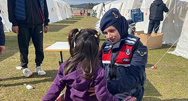 Depremzede çadırında doğan bebeğe 'Umut' adı verildi
