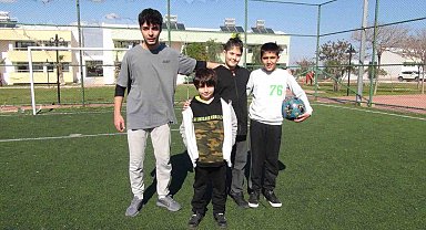 Depremzedeler kamplarda felaketin etkisini unutmaya çalışıyor