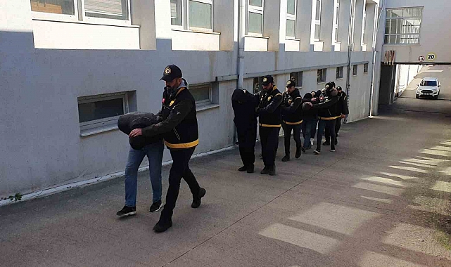 Depremzedelerin eşyalarını çalan 1'i kadın 7 kişi yakalandı