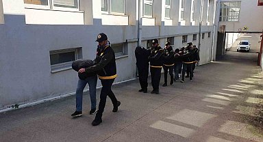 Depremzedelerin eşyalarını çalan 1'i kadın 7 kişi yakalandı