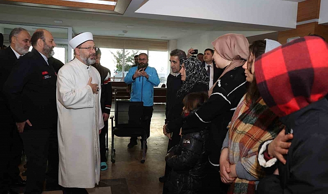 Diyanet İşleri Başkanı Erbaş, Ankara'ya gelen depremzedeleri ziyaret etti