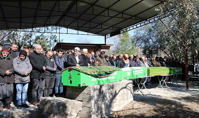 Enkazdan birbirlerine sarılmış halde çıkarılan Sarıkaya ailesi gözyaşlarıyla uğurlandı