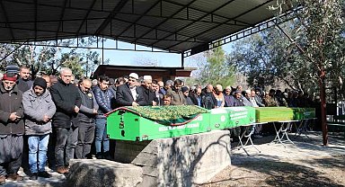 Enkazdan birbirlerine sarılmış halde çıkarılan Sarıkaya ailesi gözyaşlarıyla uğurlandı
