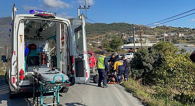 Gazipaşa'da motosikletle otomobilin çarpıştığı kazada araçlar alev aldı: 1 yaralı