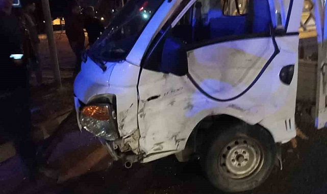 Gazipaşa'da otomobille kamyonet çarpıştı: 4 yaralı