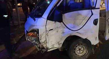 Gazipaşa'da otomobille kamyonet çarpıştı: 4 yaralı
