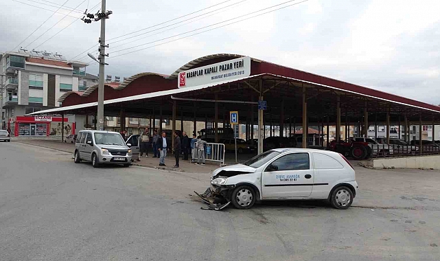 Hafif ticari araç ile otomobil çarpıştı: 1 yaralı