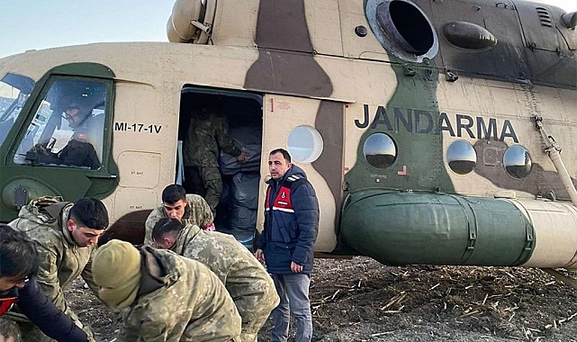 Jandarma hava araçları 400 saatlik uçuşla deprem bölgelerine yardım malzemesi taşıdı