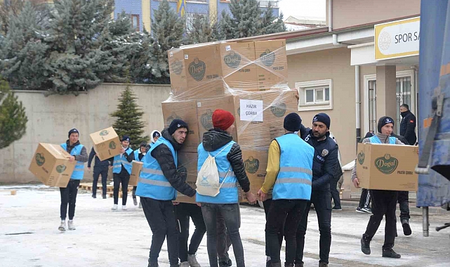 Kahramankazan'dan deprem bölgesine 2 tır dolusu yardım
