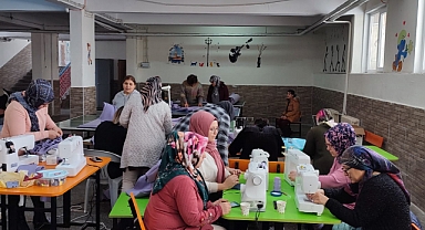 Karaman kadınları, depremzedeleri sıcak tutacak kıyafetler dikiyor
