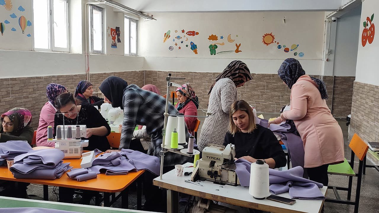 Karaman kadınları, depremzedeleri sıcak tutacak kıyafetler dikiyor