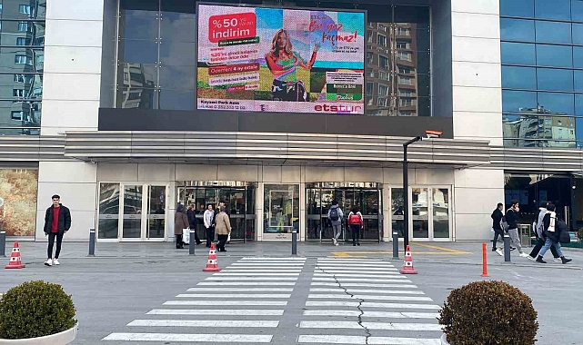 Kayseri Park'ın önündeki asfalt depremde yarıldı iddiası